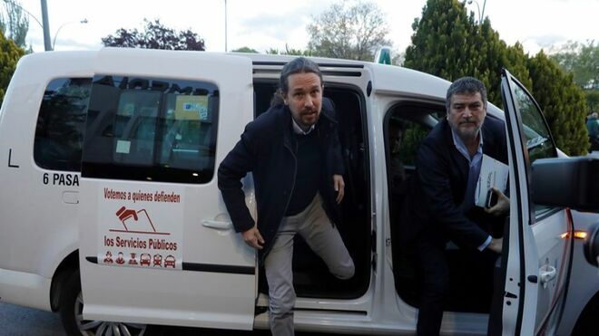 Pablo Iglesias con Pablo Gentili a su llegada a un debate electoral en Madrid.