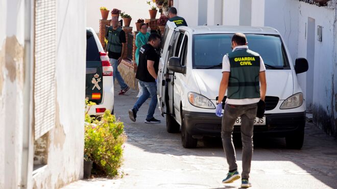 Agentes de la Guardia Civil este miércoles en la localidad malagueña de Cortes de la Frontera.