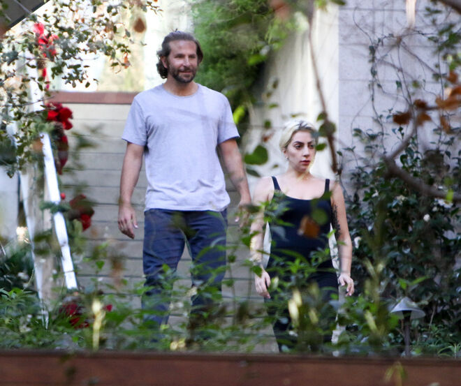 Bradley Cooper y Lady Gaga saliendo de casa de él