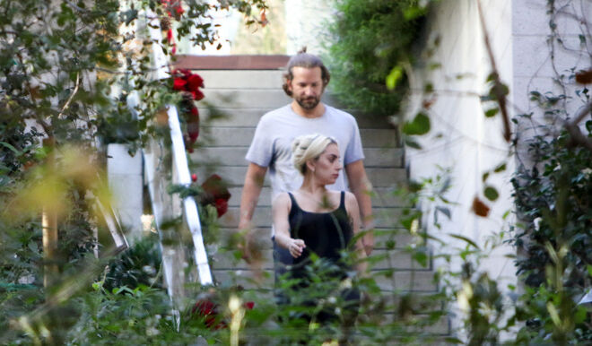 Bradley Cooper y Lady Gaga saliendo de casa de él