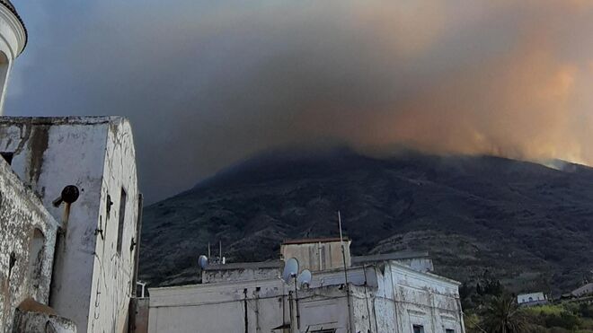Columna de humo tras la explosión del volcán Estrómboli.