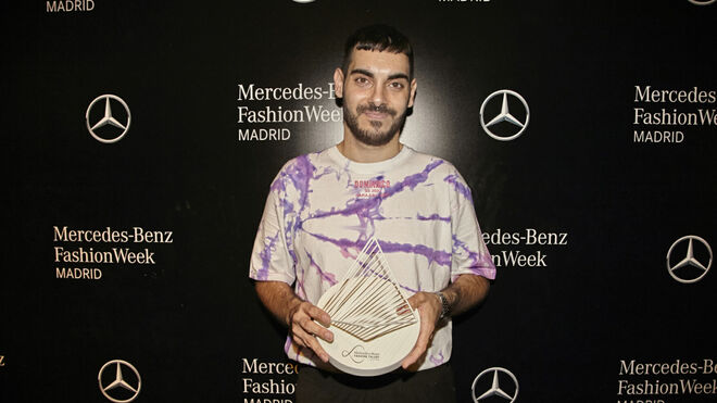 Domingo Rodríguez con el trofeo Mercedes-Benz Fashion Talent