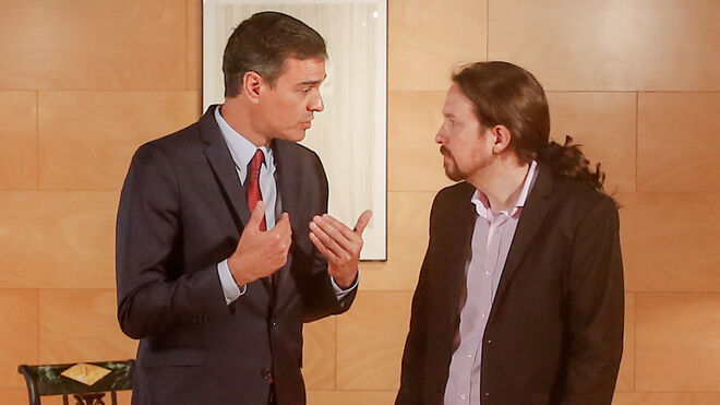 El presidente del Gobierno en funciones, Pedro Sánchez (1i), se reúne con el secretario general de Unidas Podemos, Pablo Iglesias (2i).