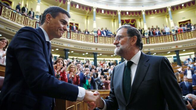 Pedro Sánchez y Mariano Rajoy se dan la mano tras la moción de censura de 2018.