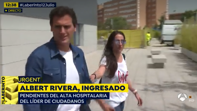 Rivera y Malú en la salida del hospital.png