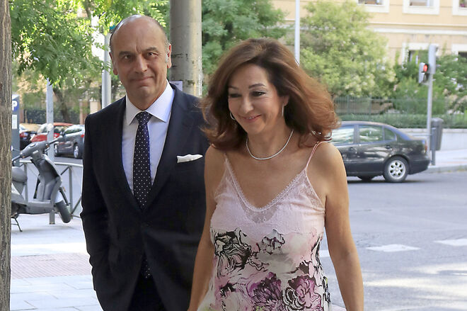 Ana Rosa Quintana y su marido, Juan Muñoz , en una boda en Madrid