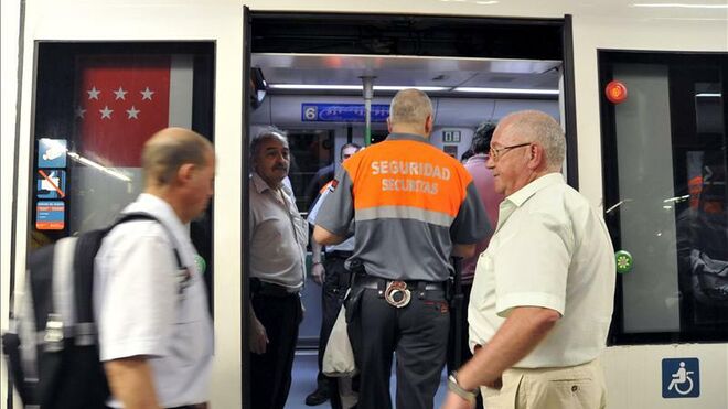Vigilante de seguridad en el Metro de Madrid.