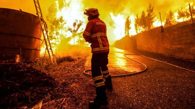 Un bombero trabaja en uno de los incendios que afectaron a Portugal en 2017.
