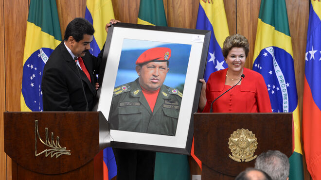 Nicolás Maduro con una foto de Hugo Chavez.