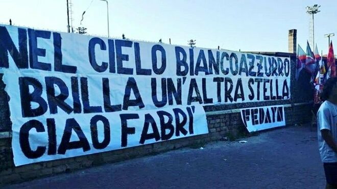 Pancarta de los ultras de la Roma tras la muerte de Diabolik