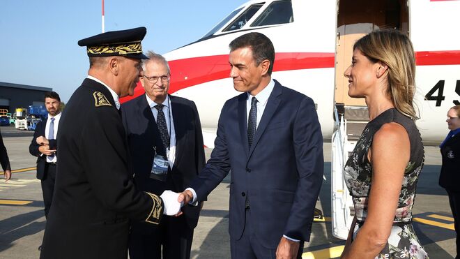 Pedro Sánchez y Begoña Gómez a su llegada a Francia