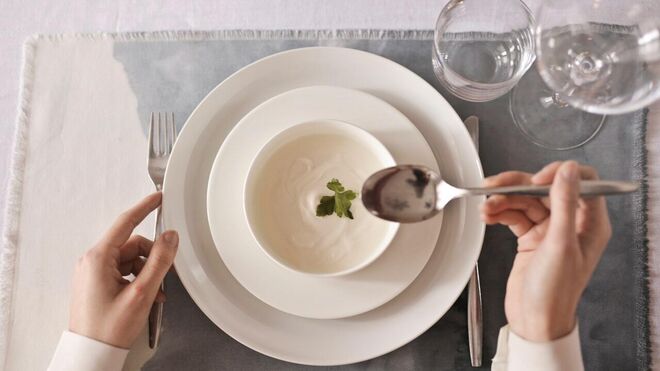 En nuestro país hay numerosos tipos de sopas blancas,  entre ellas el ajoblanco y la vichyssoisePexels.