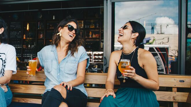 La cerveza es social y transversal: gusta a hombres y mujeres.