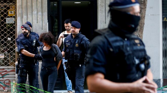 Una operación de los Mossos contra los narcopisos en Barcelona, en el mes de agosto de 2019.