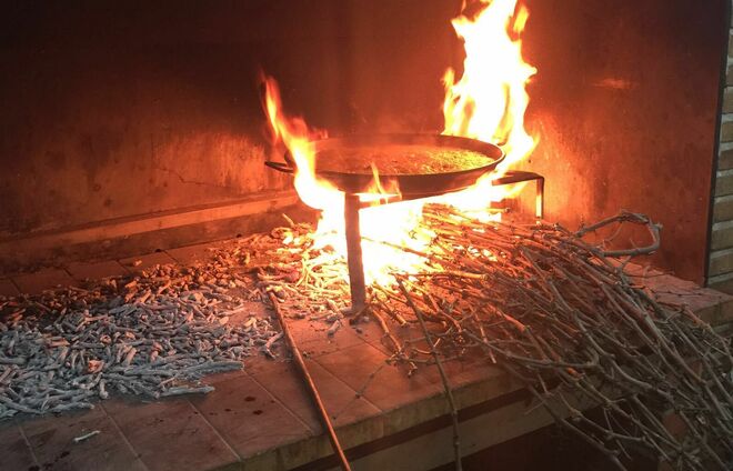 Sobre fuego vivo de sarmientos  se hacen los arroces en el restaurante Paco Gandía