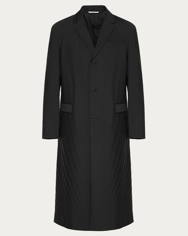 Abrigo plisado negro extralargo. PVP: 2.795€