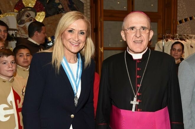 Cristina Cifuentes y el cardenal Osoro tras recibir la primera la medalla de Esclava de Honor de la Almudena.