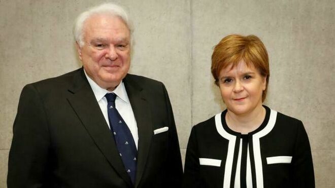 El excónsul en Edimburgo, Miguel Ángel Vecino, con la primera ministra escocesa, Nicola Sturgeon.