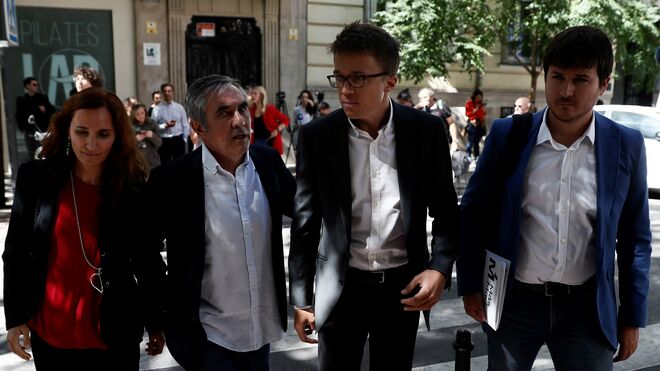 Íñigo Errejón con tres diputados regionales de Más Madrid