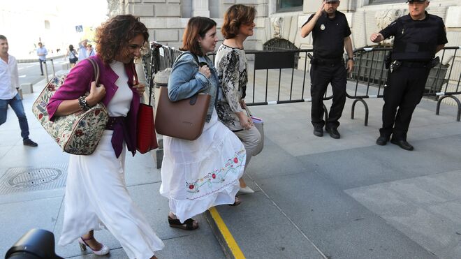 María Jesús Montero, Adriana Lastra y Carmen Calvo (PSOE) a la llegada al Congreso para reunirse con Unidas Podemos.
