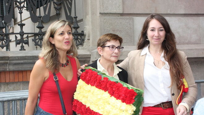 Alexandra López-Liz (dcha) en la ofrenda floral a la Guardia Civil y Policía Nacional