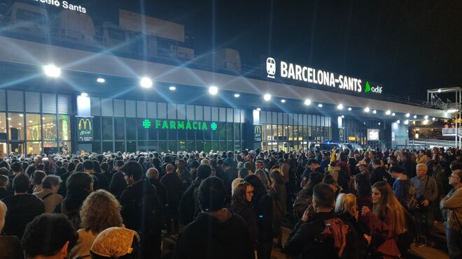 Centenares de manifestantes de los CDR bloquean los accesos a la estación de Sants de Barcelona