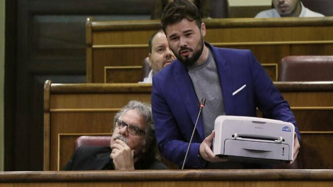 El diputado de ERC llevó una impresora al Congreso para burlarse del Gobierno de Rajoy con motivo del 1-O.