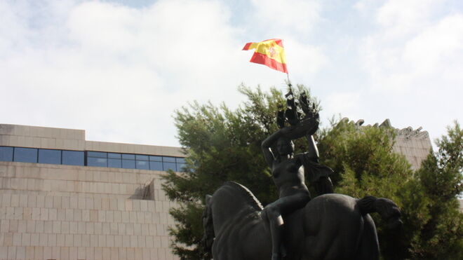 Estatua con la bandera de España