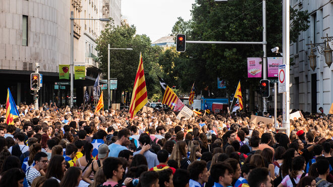 Manifestación de estudiantes contra el encarcelamiento de líderes separatistas catalanes a las puertas del Parlament de Cataluña