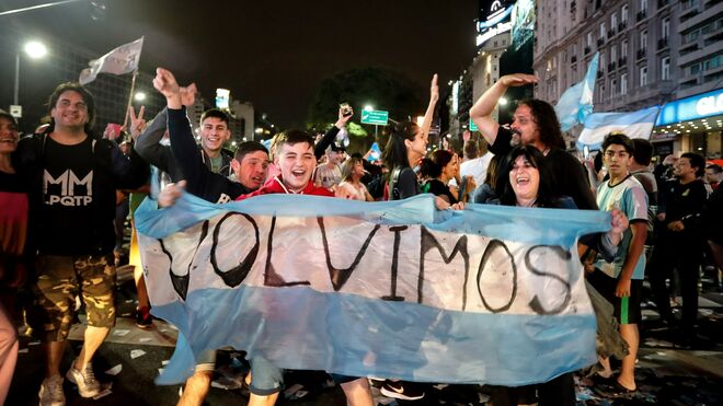 Manifestantes argentinos se alegran de la victoria de Fernández