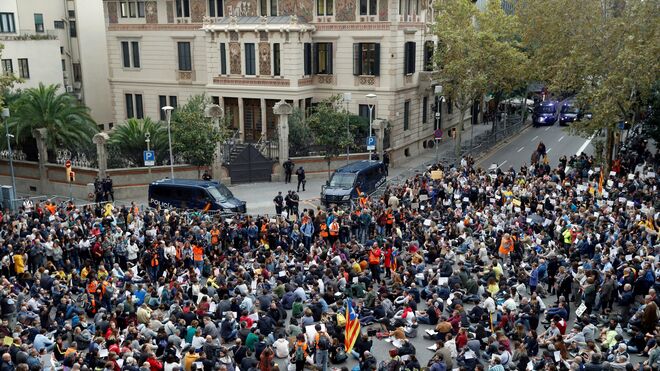 Manifestantes frente a la Delegación del Gobierno de Barcelona