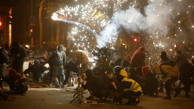 Manifestantes con pirotecnia en Barcelona