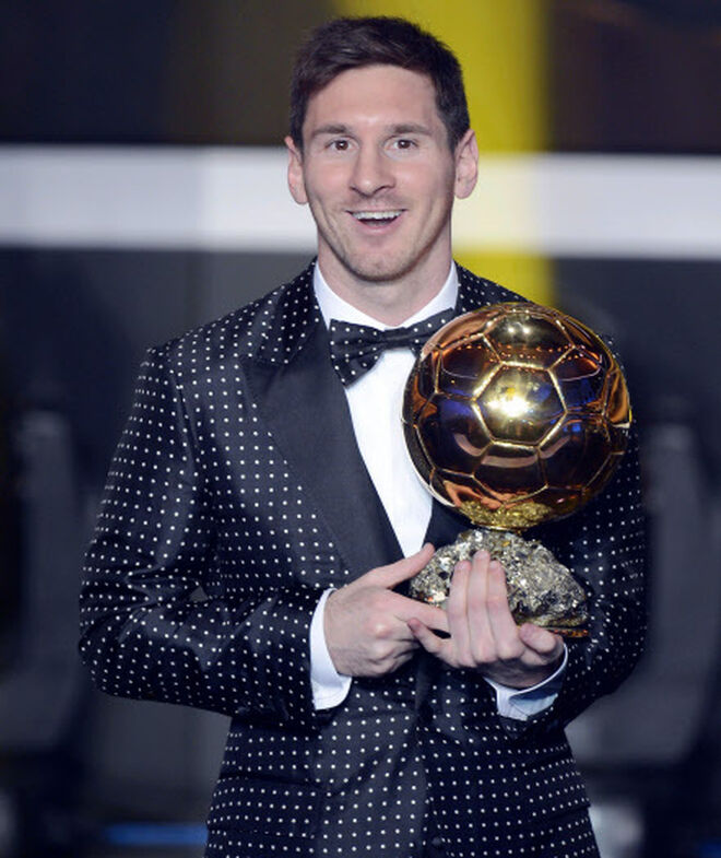 Messi (y su famoso traje) durante la recogida del Balón de Oro en 2013