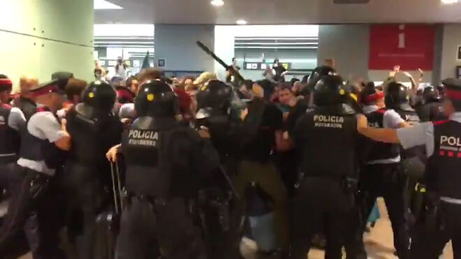 Los Mossos cargan en el Aeropuerto del Prat.