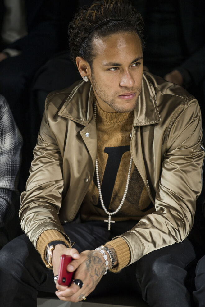 Neymar en el front row de un desfile de Louis Vuitton en París
