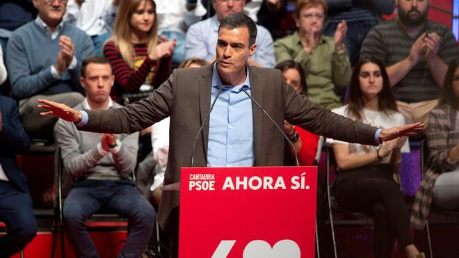 Pedro Sánchez durante su intervención en un acto público del partido celebrado este martes en Santander.