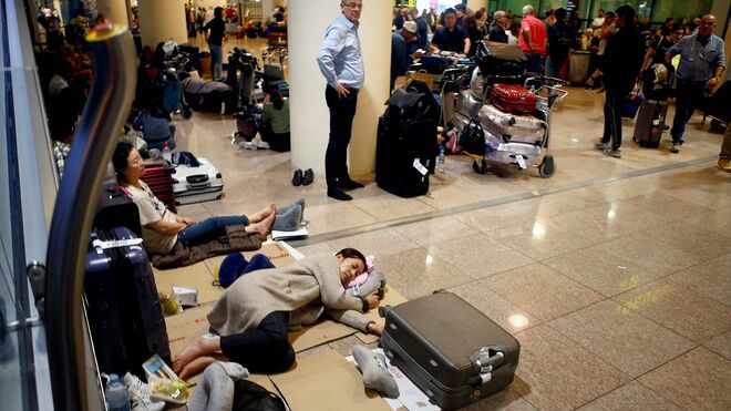 Personas durmiendo en el aeropuerto de Barcelona