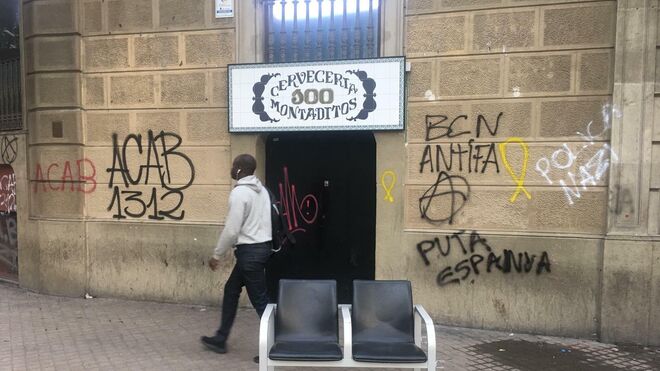 Pintadas antifascistas junto a un lazo amarillo en Plaza Urquinaona