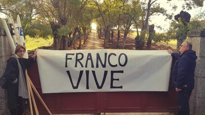 Dos ciudadanos con una pancarta de "Franco vive"