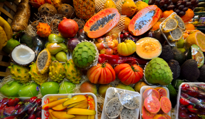 Las frutas tropicales son comunes en sus mercados