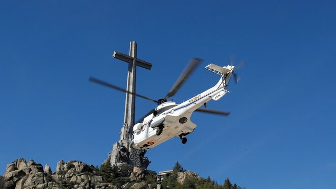El helicóptero que traslada los restos de Franco se lleva el féretro del Valle de los Caídos