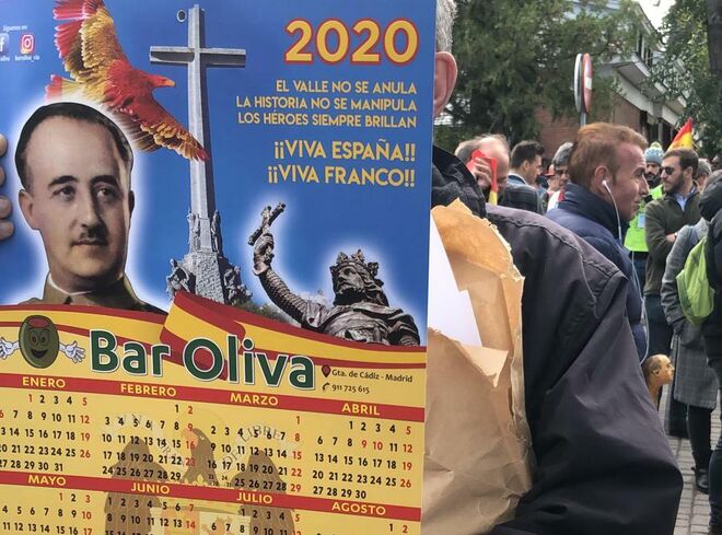 Un hombre porta un calendario con Franco