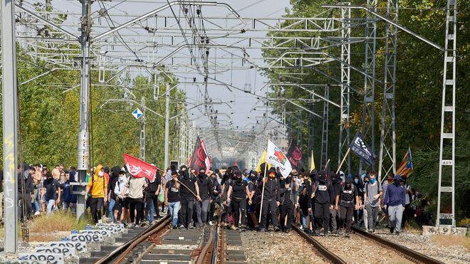 Los independentistas cortan las vías del AVE en Girona