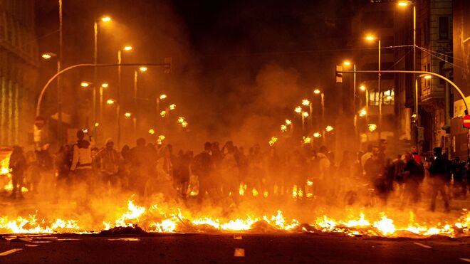 Los manifestantes incendian cartones junto a la Delegación del Gobierno en Barcelona durante los incidentes producidos al finalizar la movilización convocada por los CDR