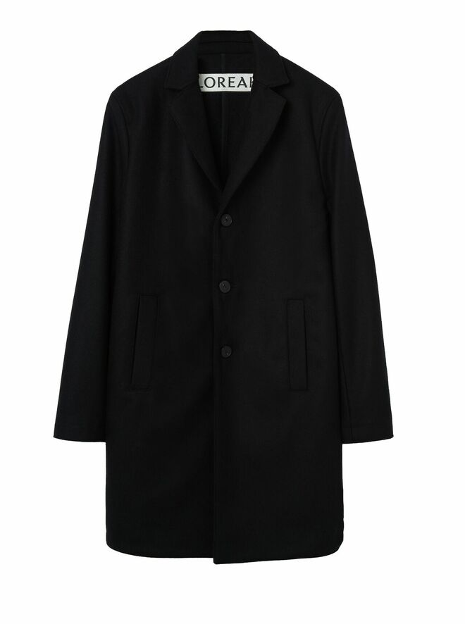 Abrigo negro de corte clásico. PVP: 300€