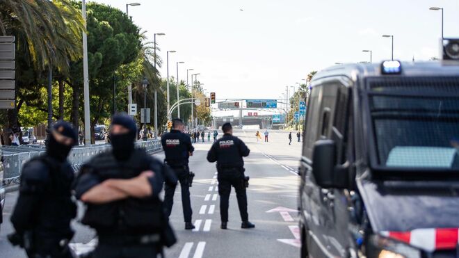 Agentes de los Mossos vigilan una calle de Barcelona.