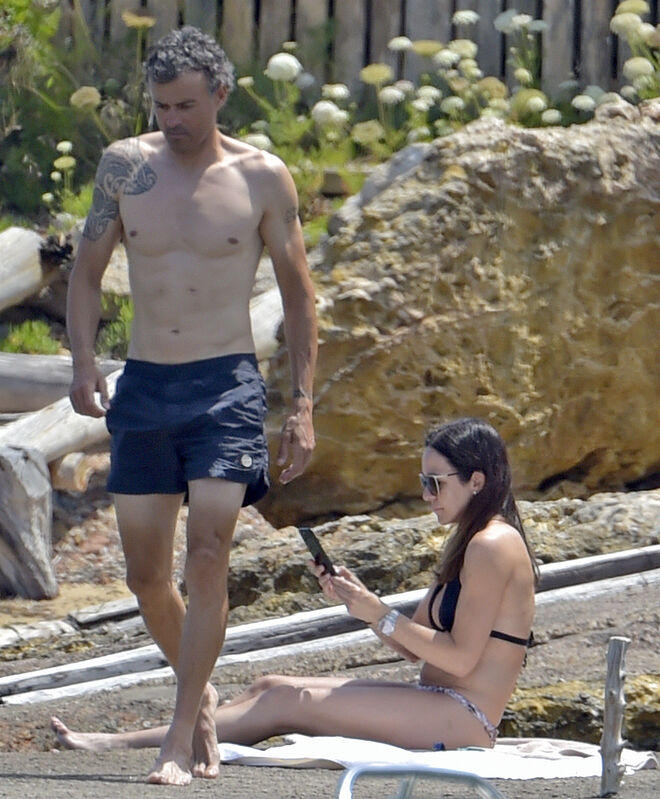 El exjugador del Barça, Luis Enrique, y su mujer Elena, en 2017 en Ibiza.