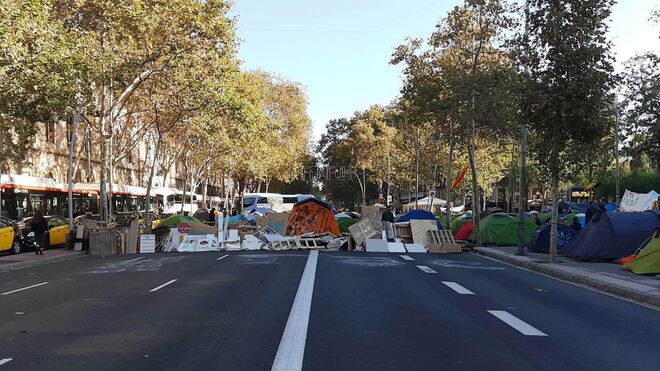 Barricada levantada este miércoles por los estudiantes en la Gran Vía de Barcelona, a la altura de plaza Universidad.