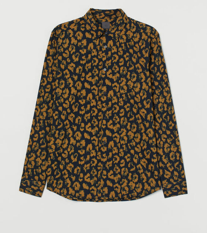Camisa marino con estampado de leopardo. PVP: 29.99€