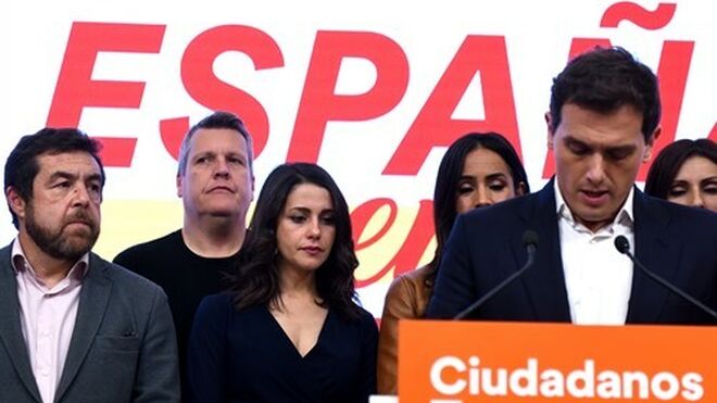El líder de Ciudadanos, Albert Rivera, asume los pésimos resultados de su partido, este domingo,  en la sede de la formación naranja.